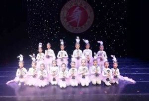 恭喜茉莉花开小学员在海外桃李杯第九届国际舞蹈大赛中脱颖而出，荣获1金1银的好成绩！